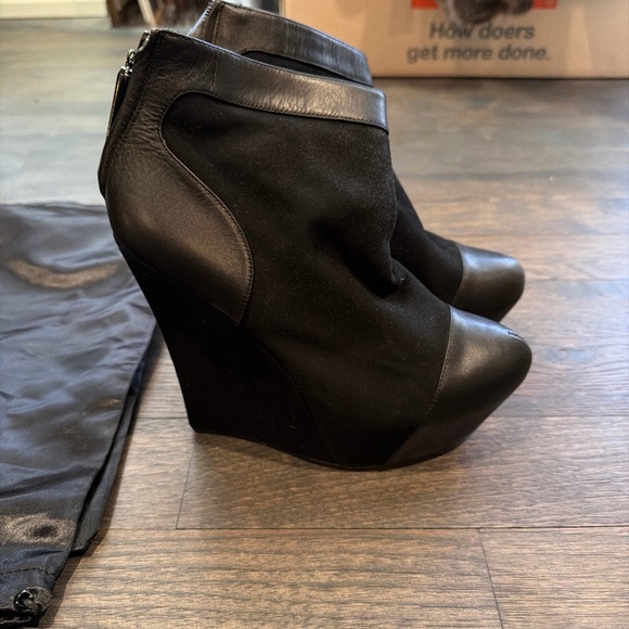 Rock & Republic Black Wedge Shoes - Picture 2 of 4